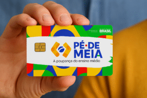 Cartão colorido do Programa Pé-de-Meia, benefício de poupança para estudantes do ensino médio.
