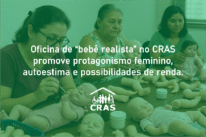 Mulheres do CRAS Ribeirinho confeccionando bebês realistas em uma oficina artesanal, com bonecas e materiais espalhados sobre a mesa.