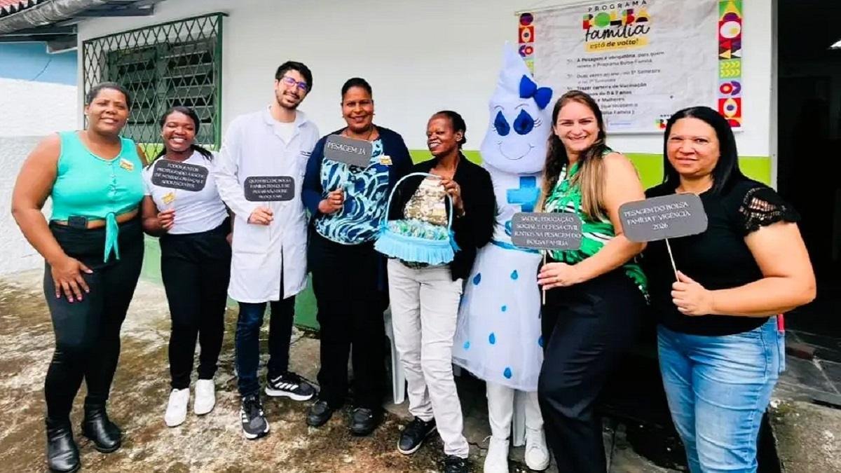 Equipe do CRAS Meudon durante Dia D de pesagem do Bolsa Família em Teresópolis
